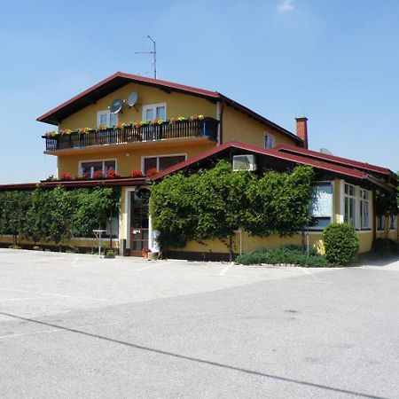 Hotel Gostilna Marta à Oslusevci Extérieur photo