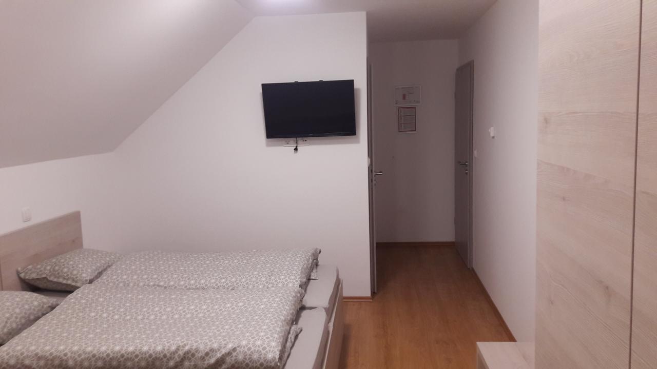 Hotel Gostilna Marta à Oslusevci Extérieur photo