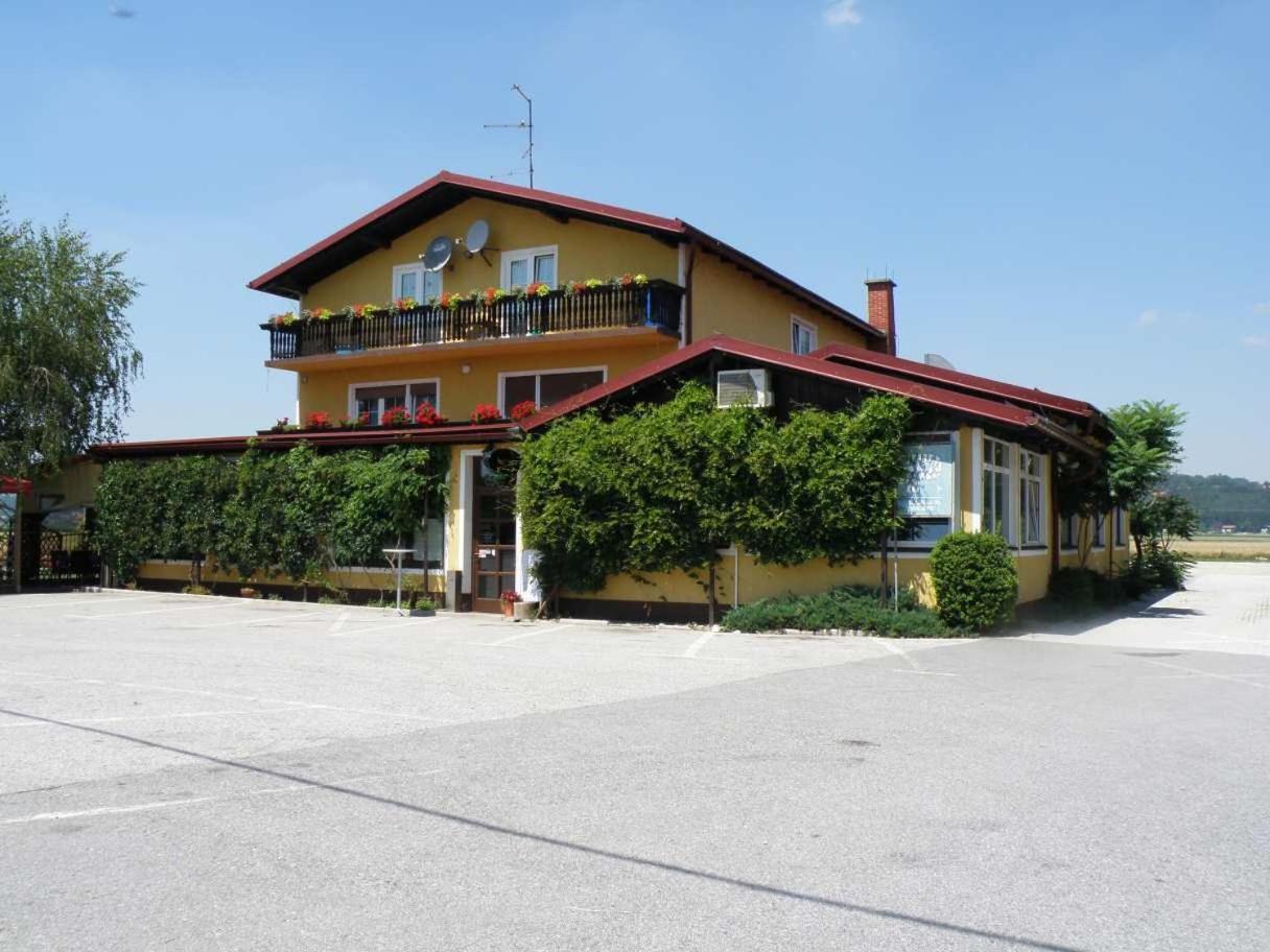 Hotel Gostilna Marta à Oslusevci Extérieur photo